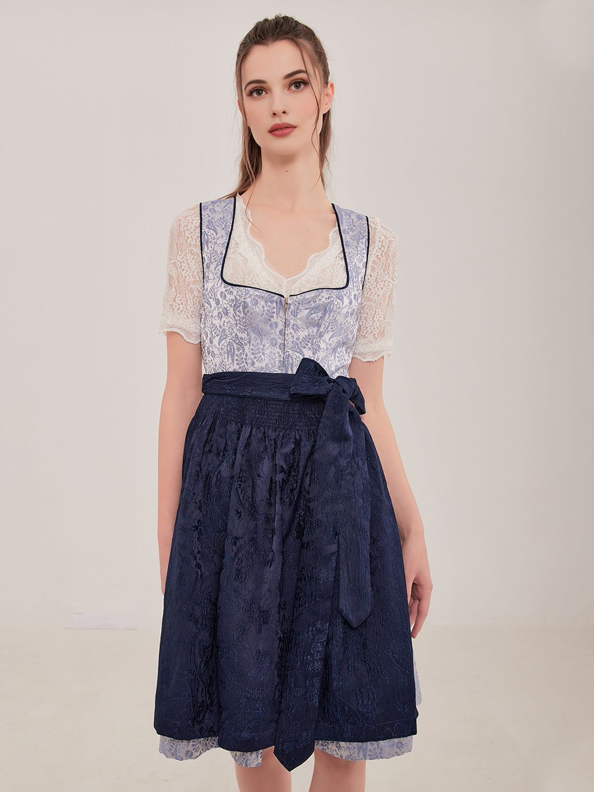 Dirndlbluse in Pink – stilvoll und feminin