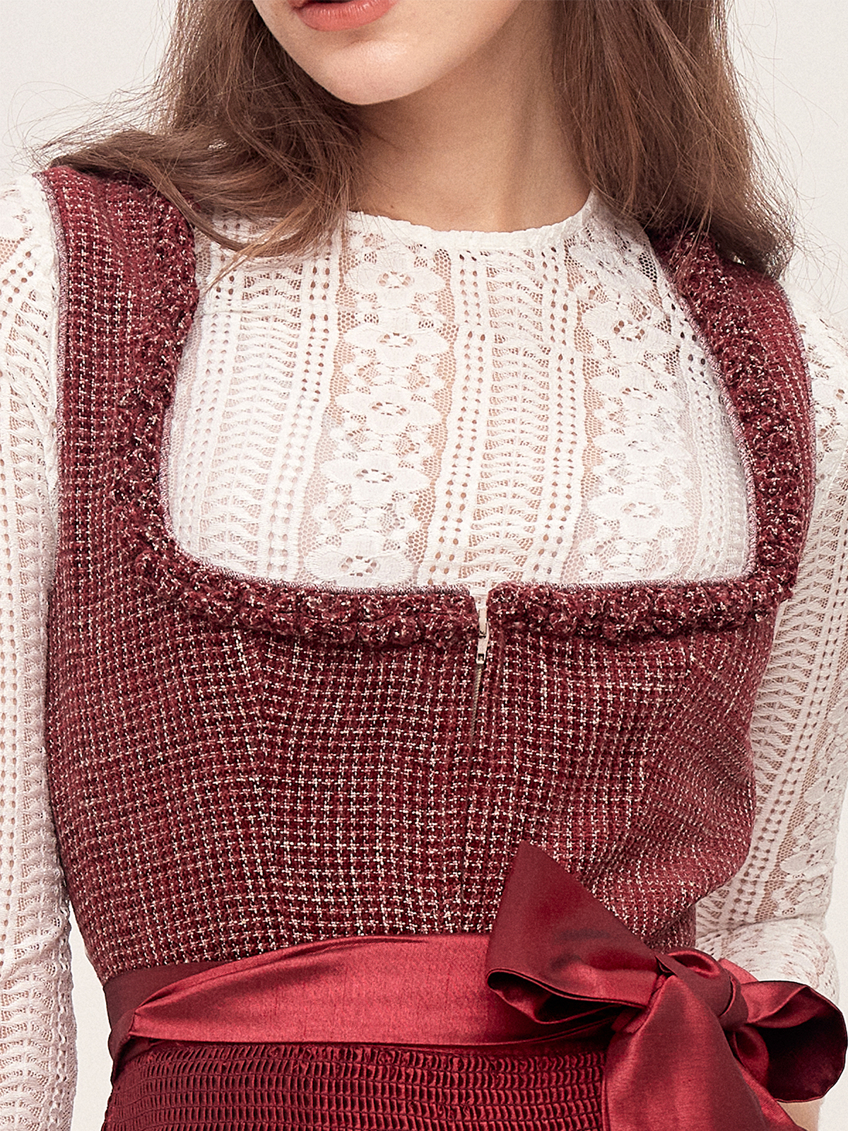 Modernes schwarzes Dirndl mit schlanker Silhouette