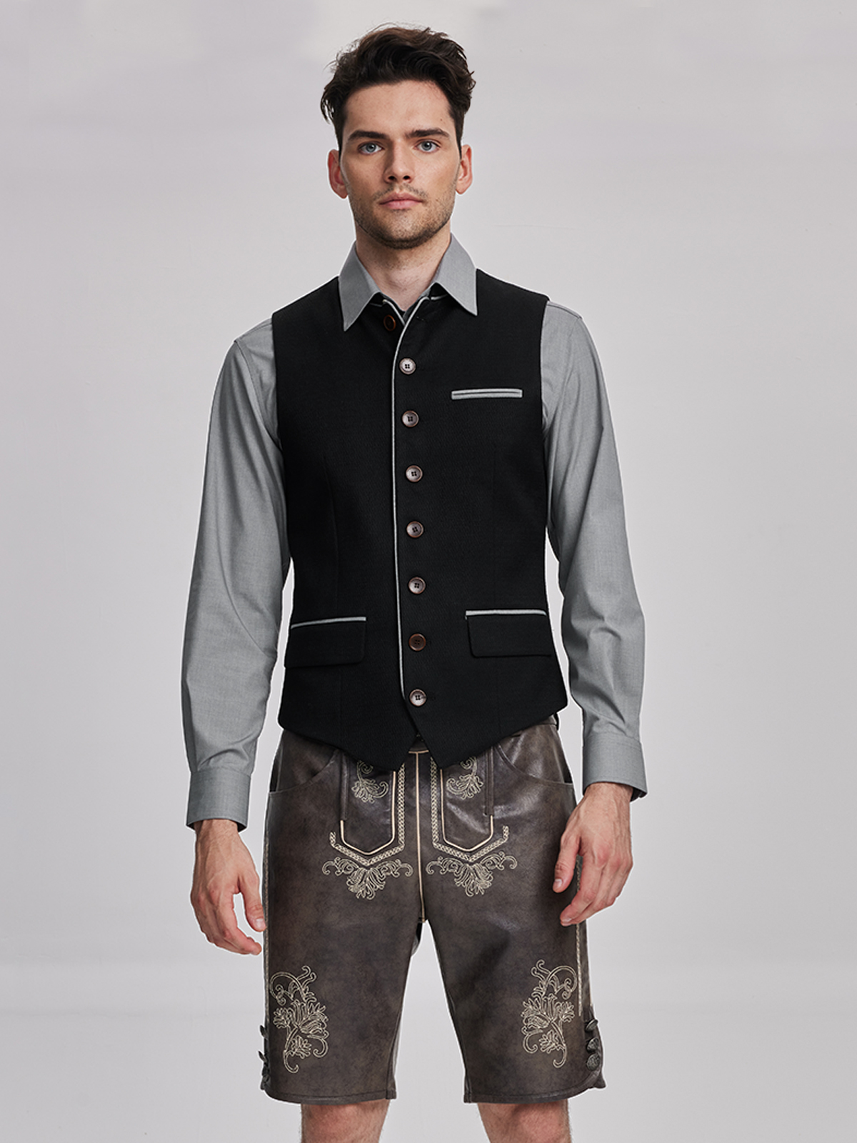 Schwarzer Dirndl mit modernem Schnitt