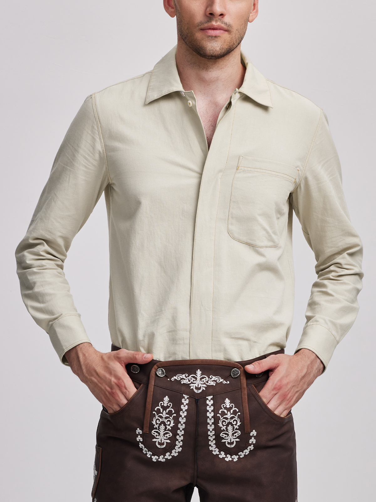 Modernes Dirndl in Beige – perfekt für den Alltag