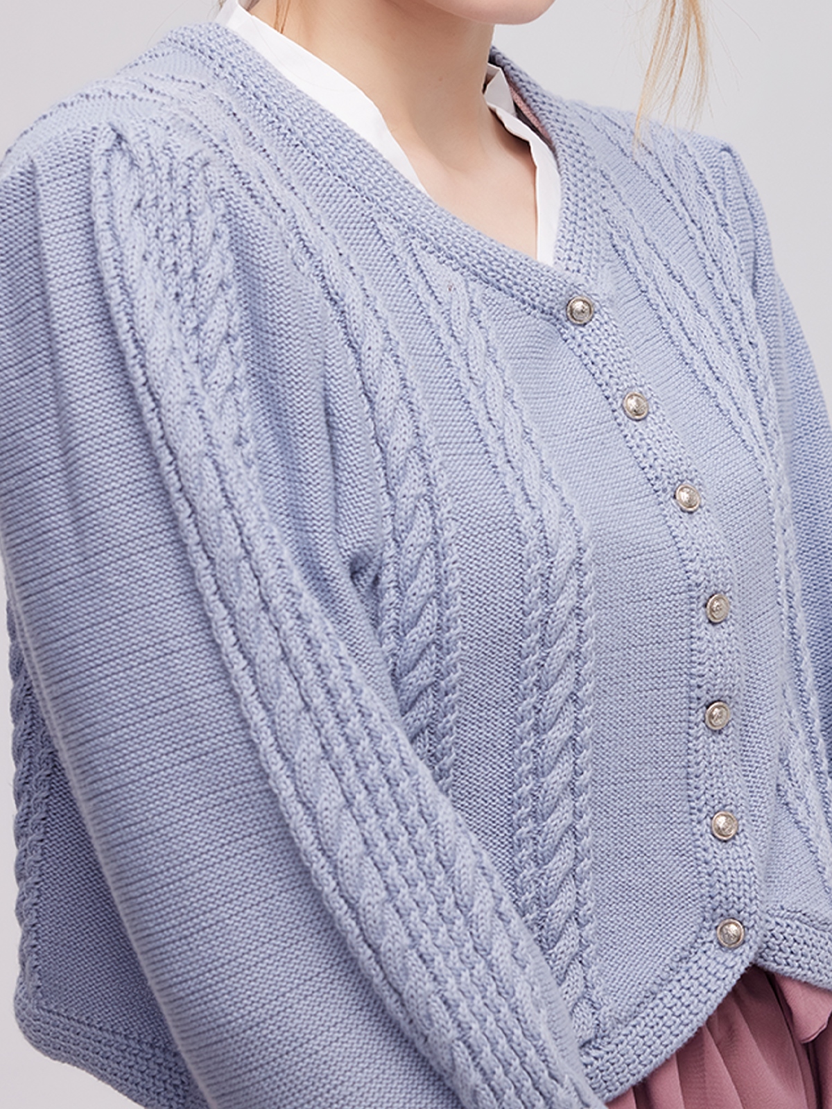 Modernes Dirndl in Blau mit Spitzenbody