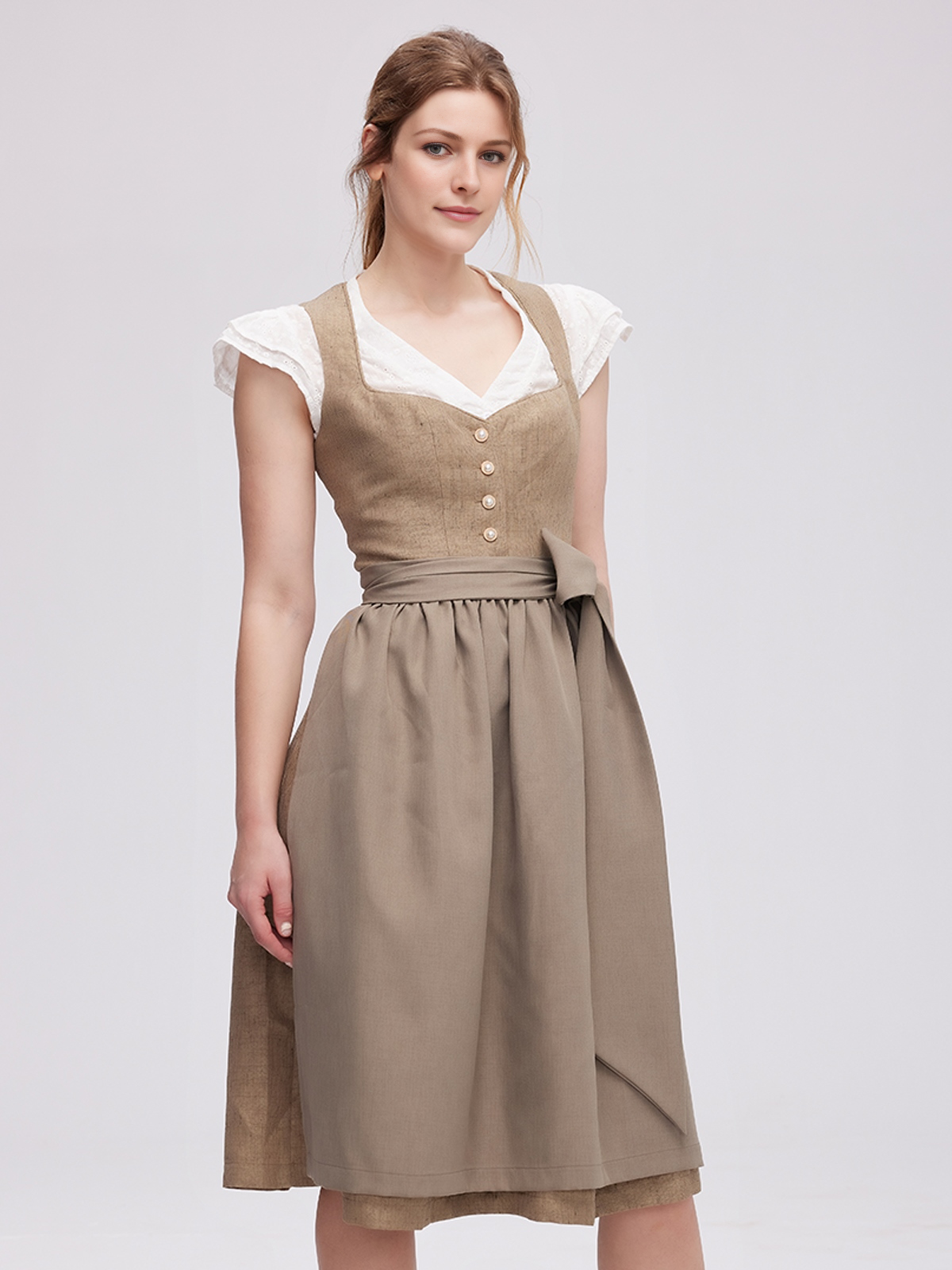 Dirndl in Eisblau mit floralen Stickereien