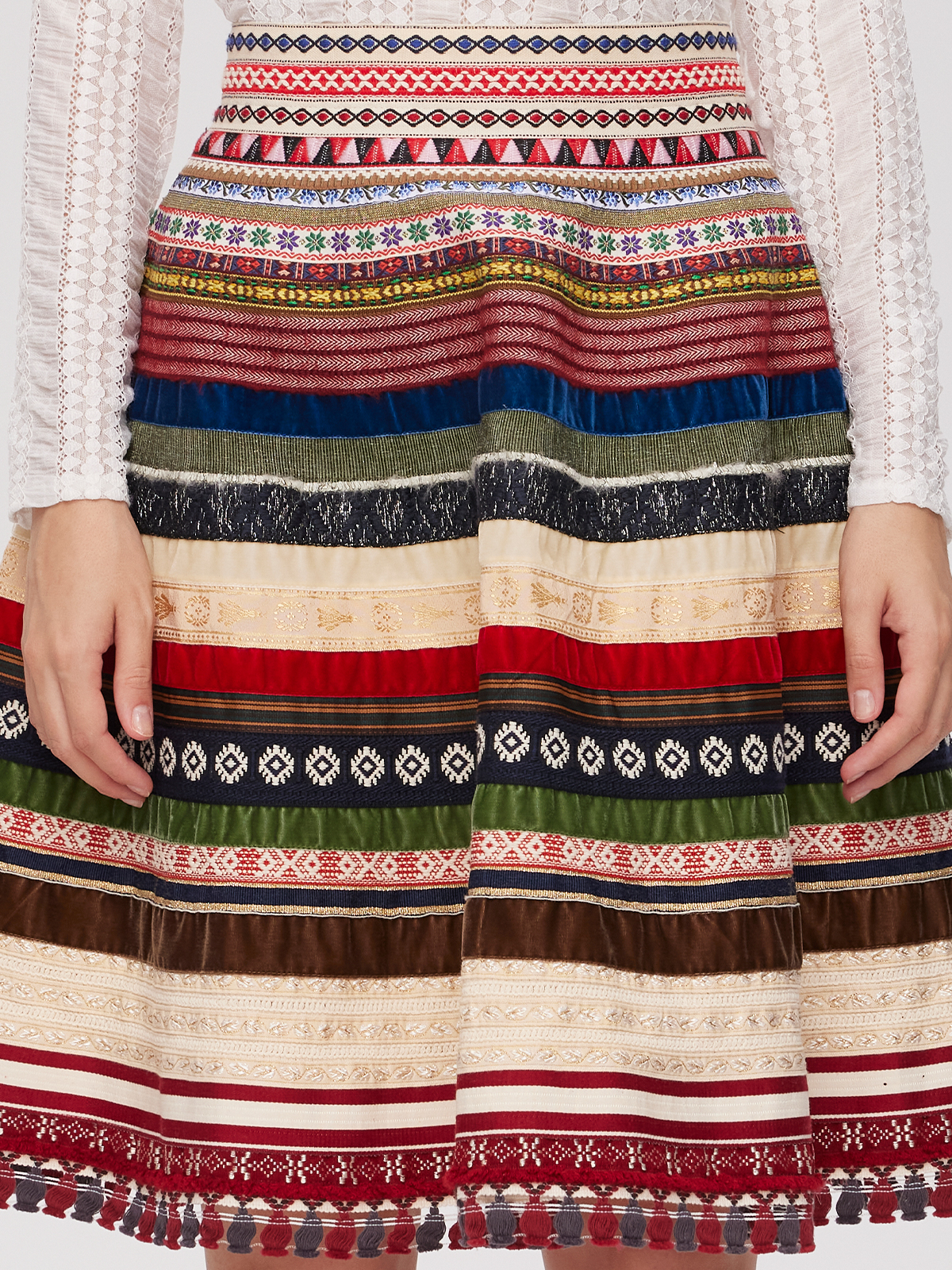 Modernes dunkelgrünes Dirndl mit schmaler Taille und kurzem Rock
