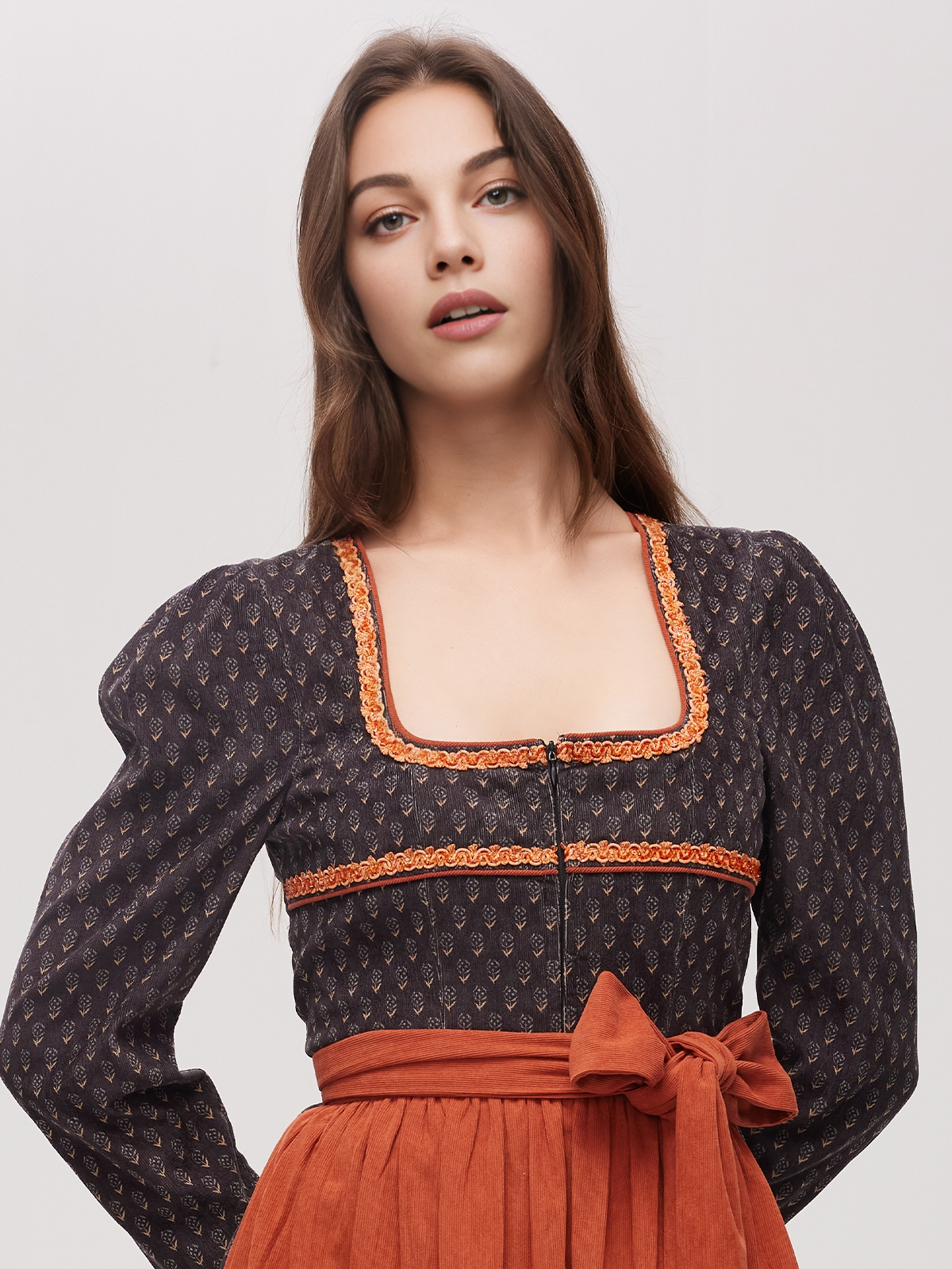 Modernes Dirndl in Schwarz mit schlanker Silhouette