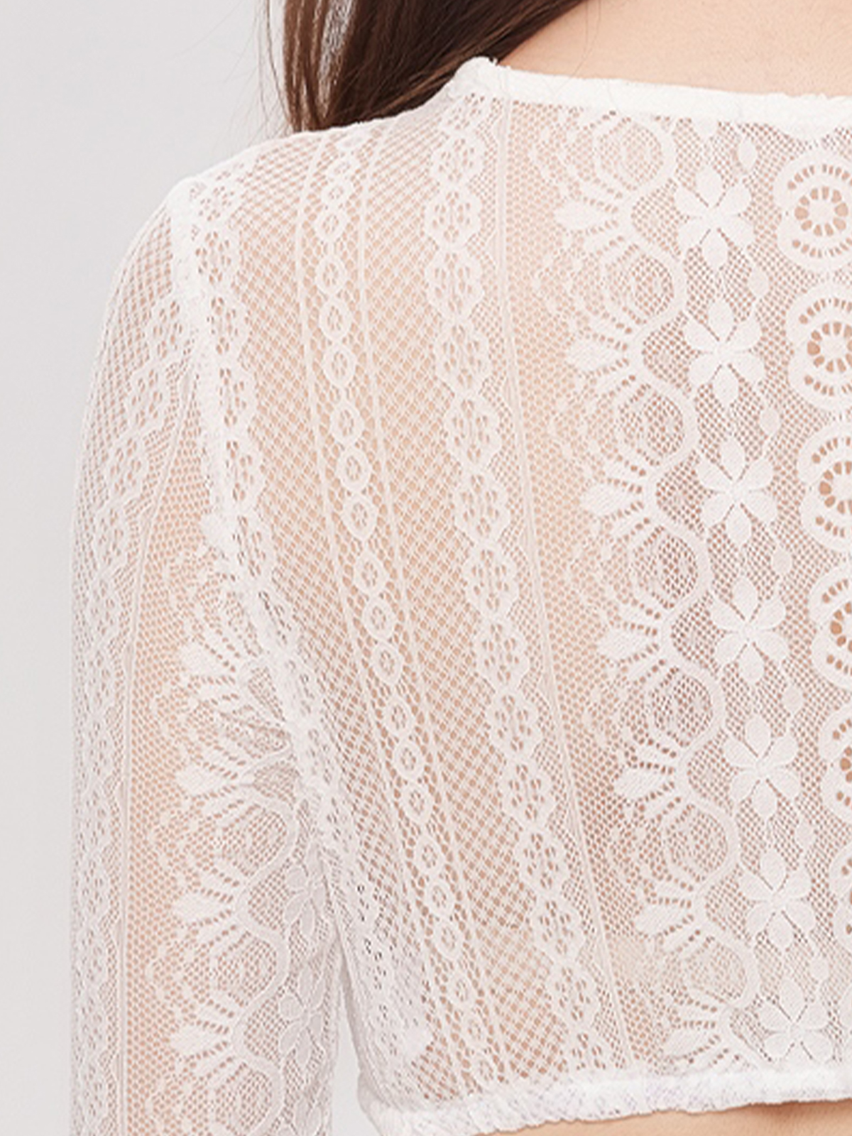 Modernes Dirndl in Weiß mit feinen Details
