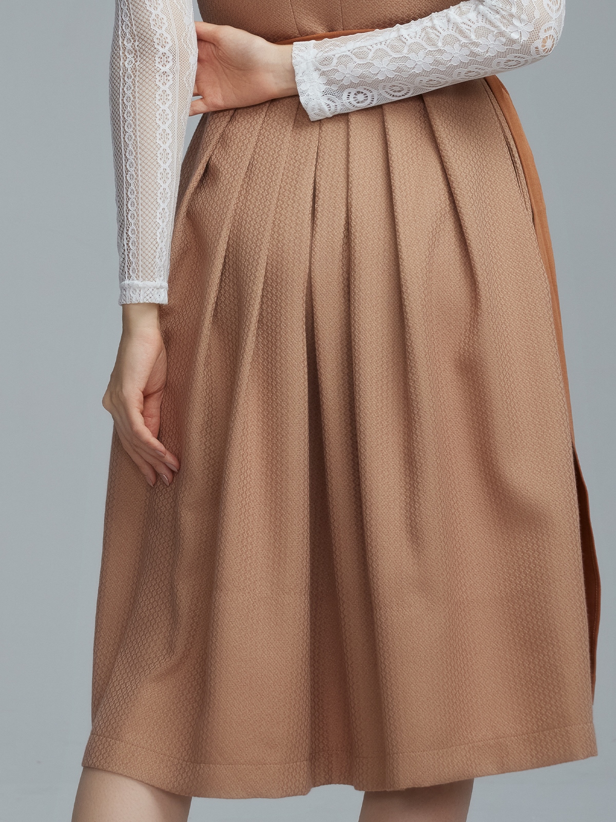 Moderne Dirndl-Kombination