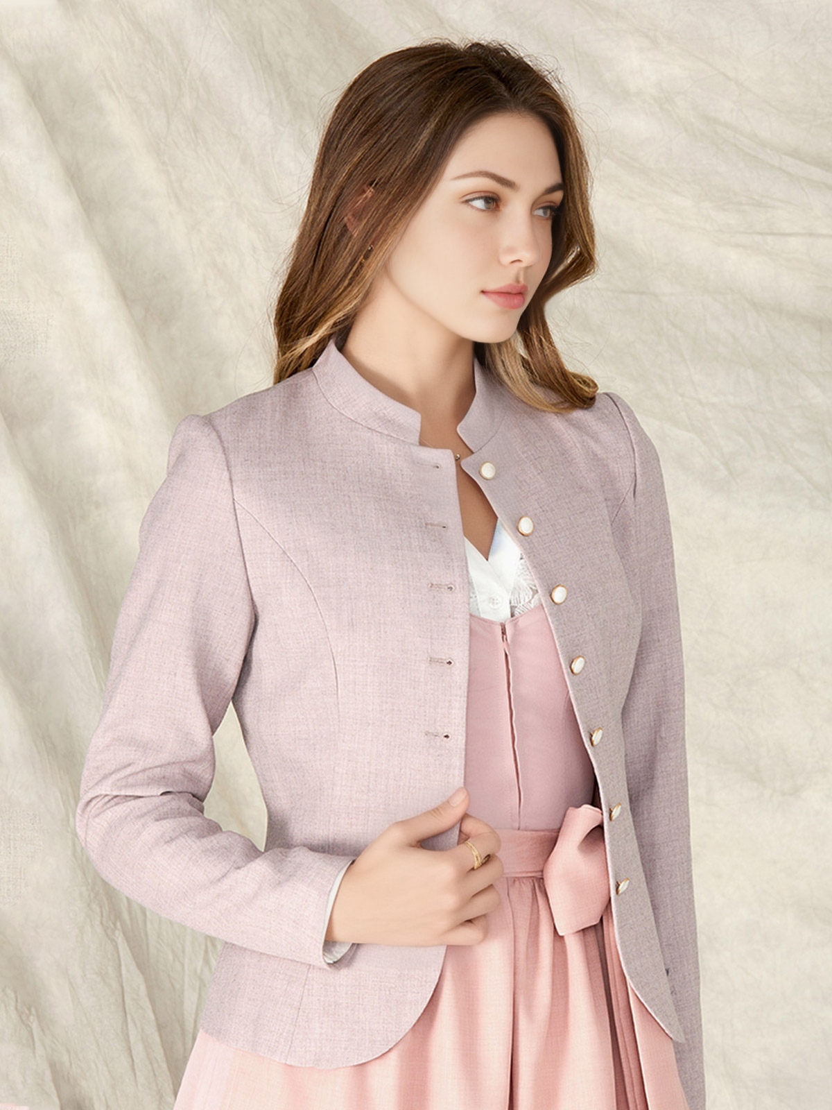Ein elegantes Dirndl in beige samt, perfekt für festliche Anlässe.