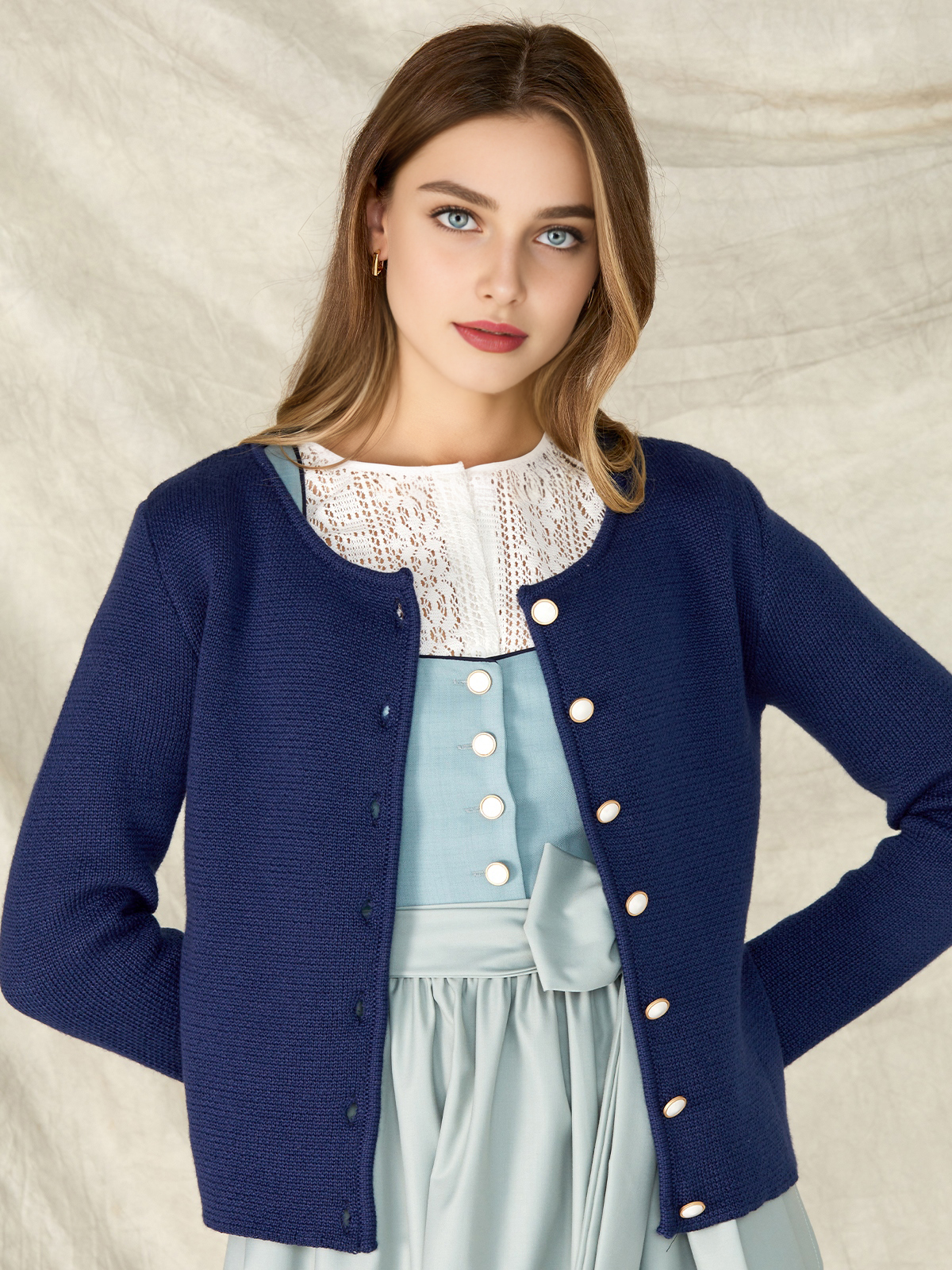 Traditionelles Dirndl in Marineblau mit modernen Accessoires