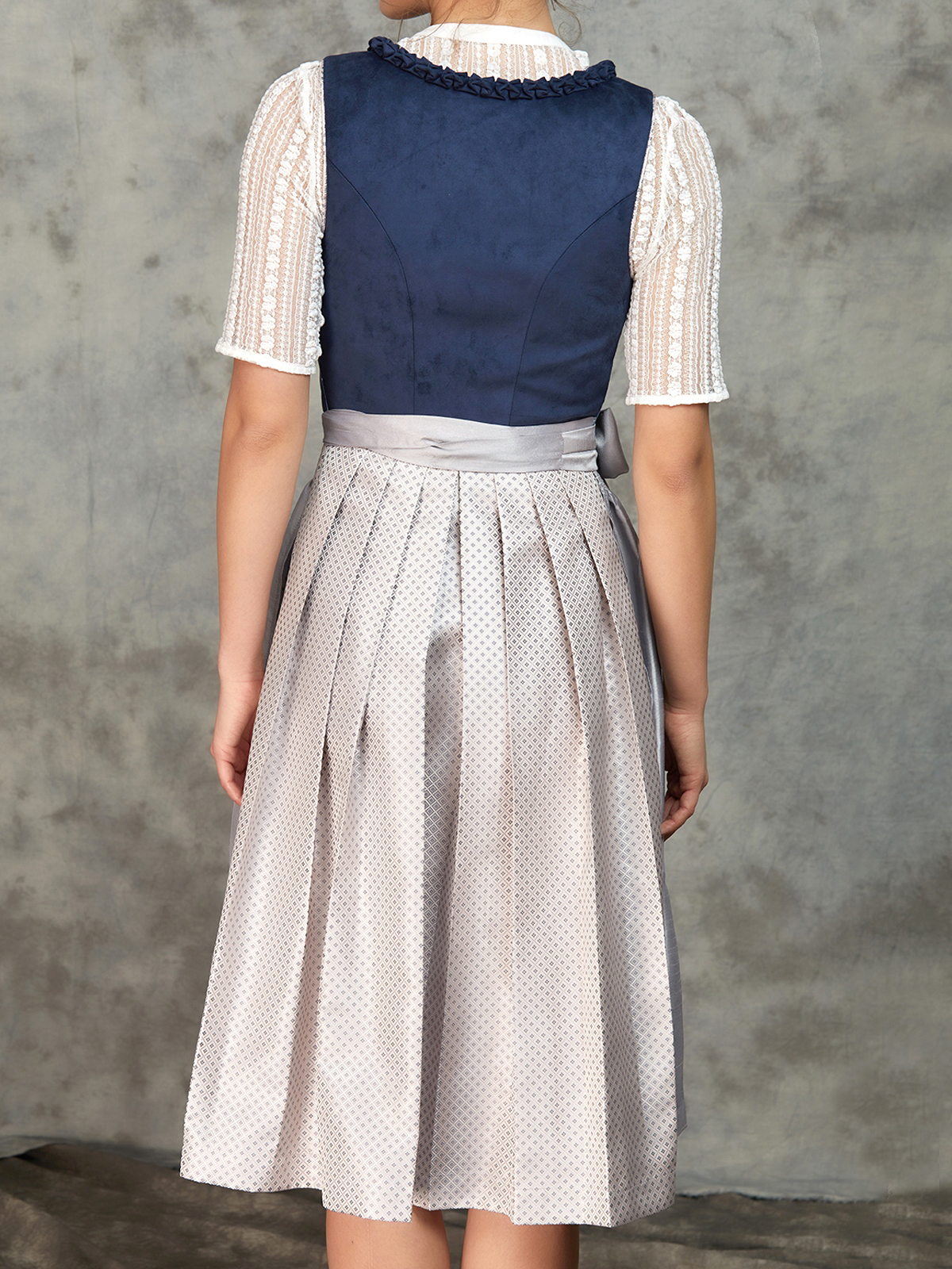 Graues Dirndl mit blauen Akzenten