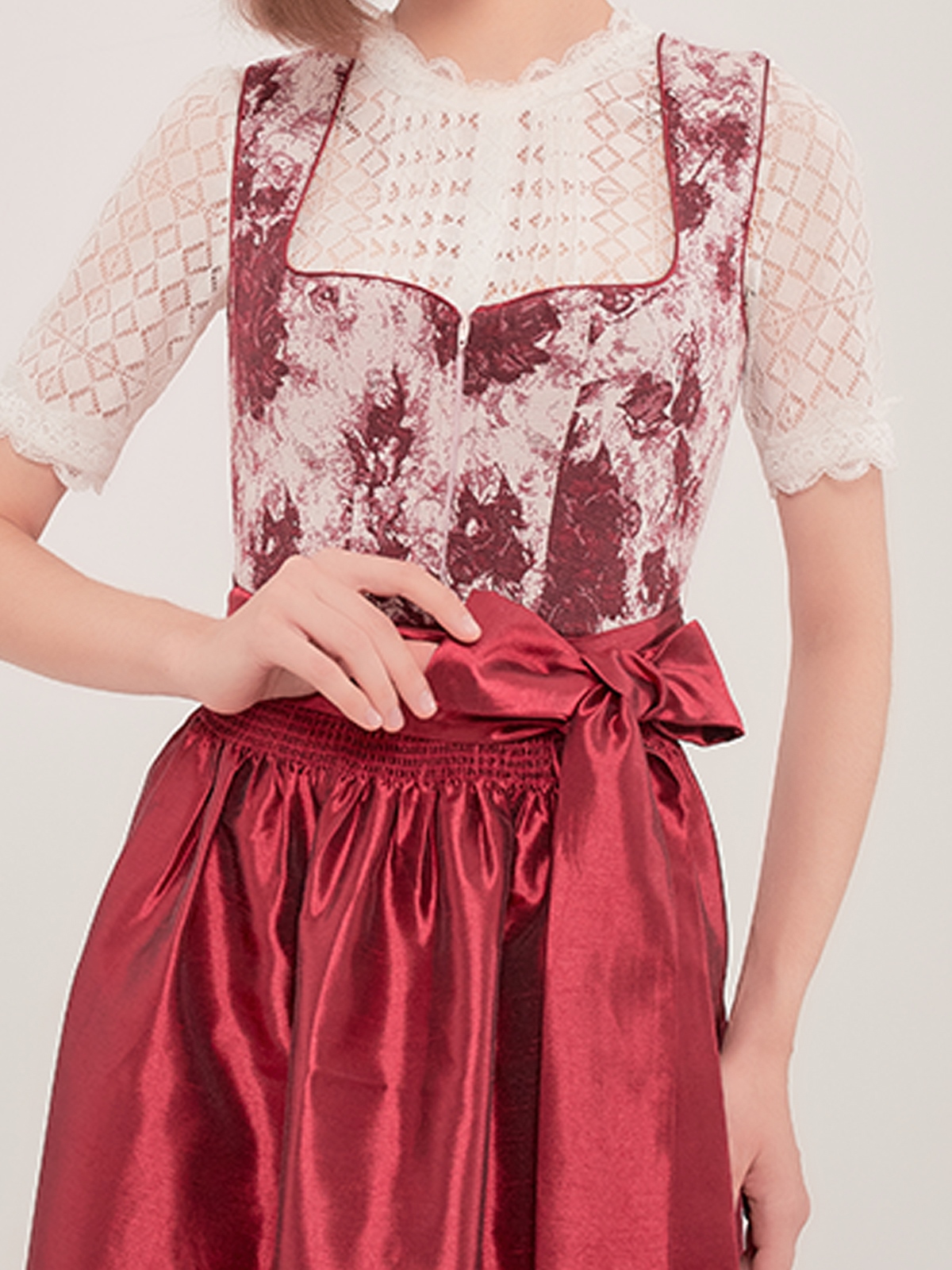 Jeinn Dirndl in Rot – zeitlos und elegant