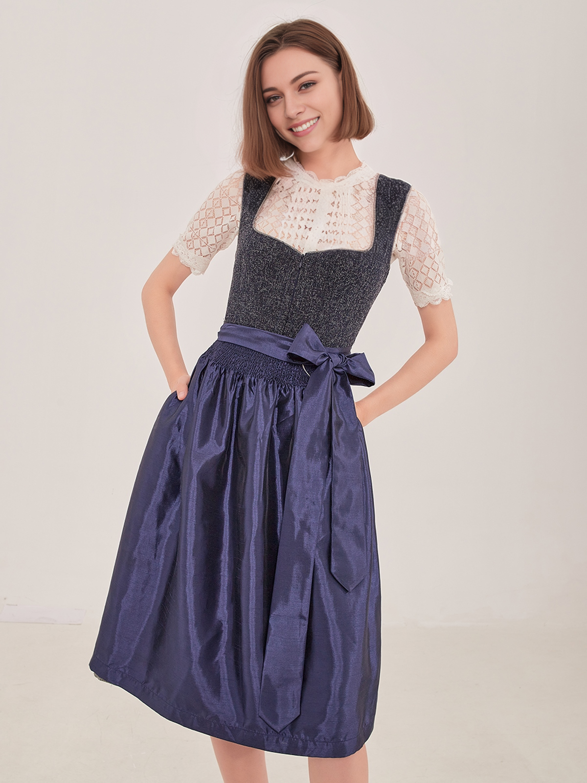 Dirndl mit extremem Ausschnitt in Blau