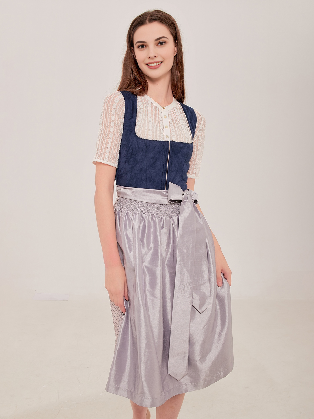 Ein elegantes blaues Firndl mit floralen Details