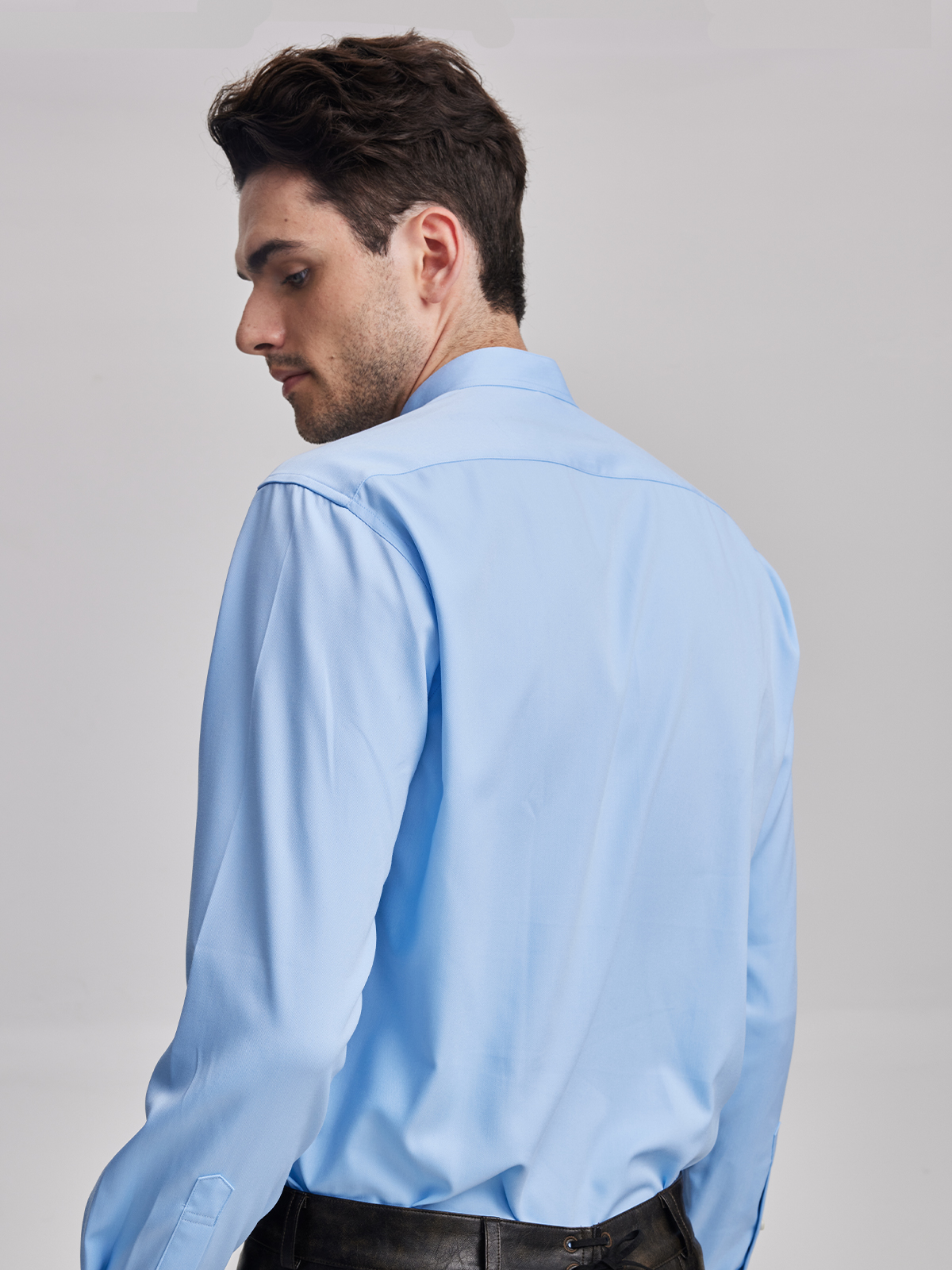 Elegantes blaues Dirndl mit traditionellem Schnitt
