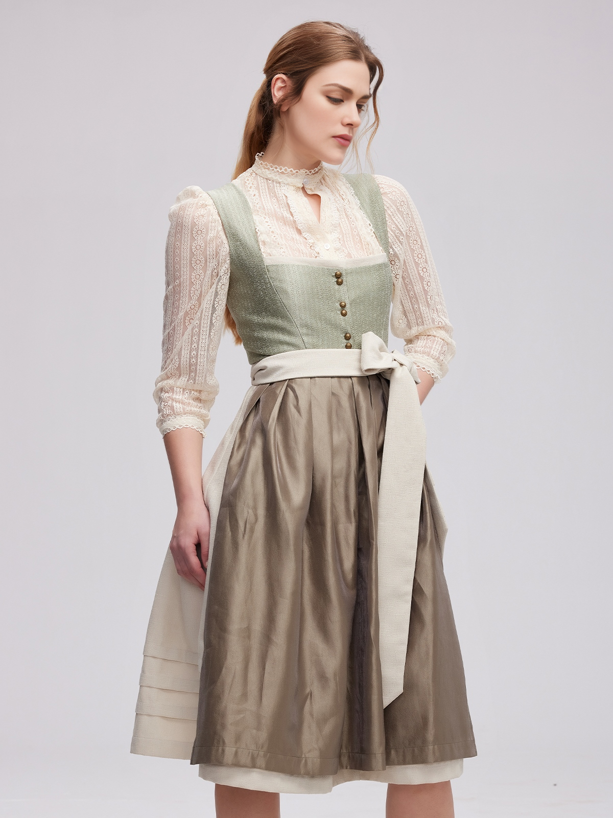 Ein dunkelgrünes Dirndl mit modernem Schnitt