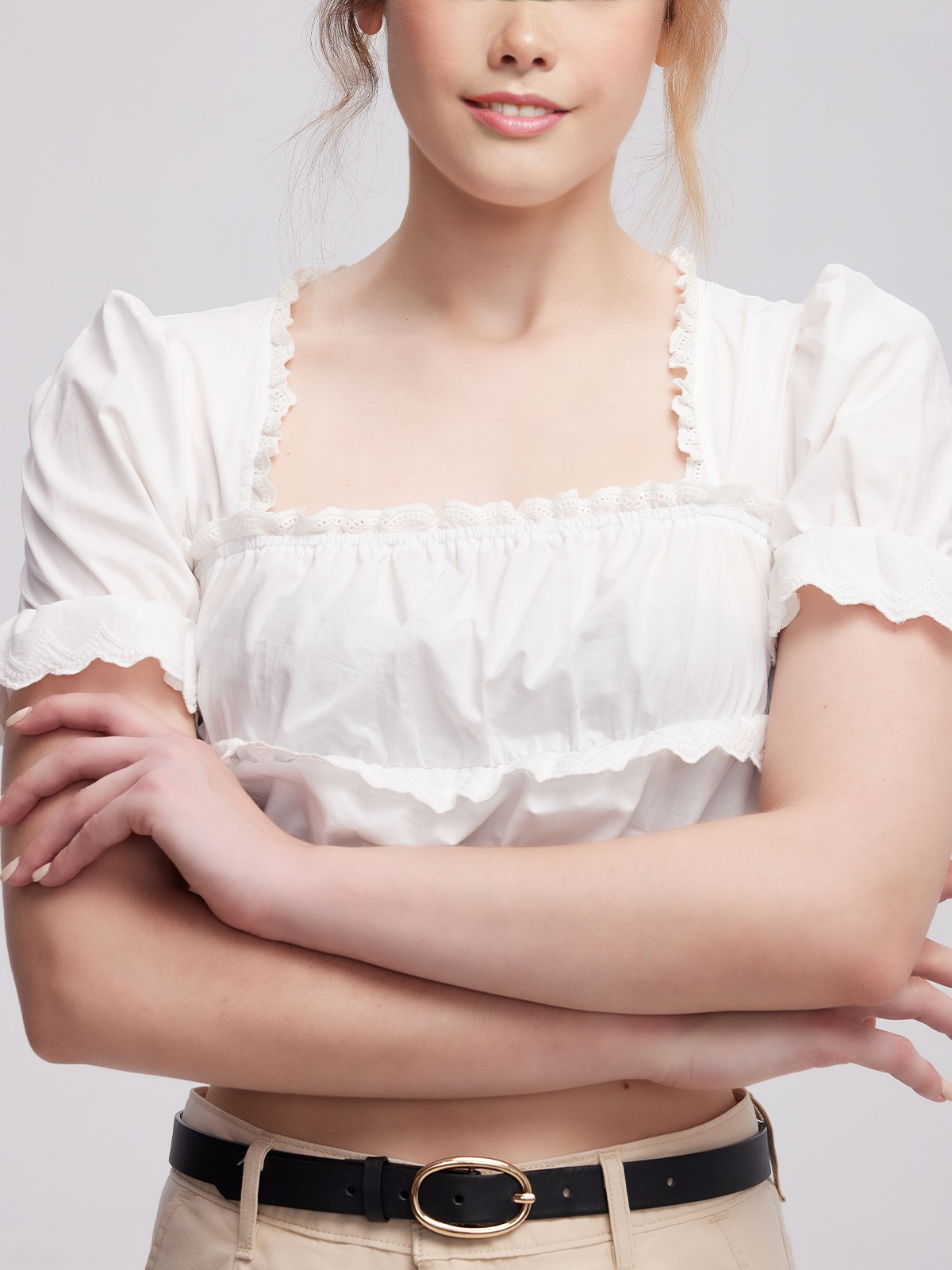 Weiße Dirndlbluse für ein rotes Samt Dirndl